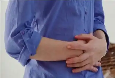 5 علامات مرافقة لانتفاخ المعدة تكشف