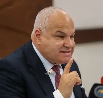 خالد البكار يفصل الموظفة الدبسي