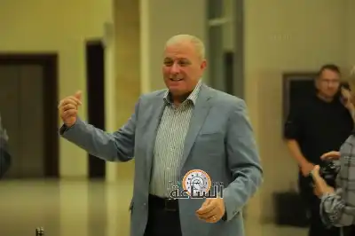 خميس عطية يسكب على مرجل قنبلة