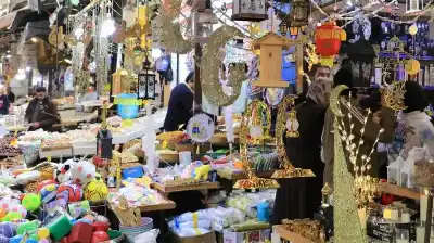 شباب يحوّلون زحام الأسواق إلى مصدر