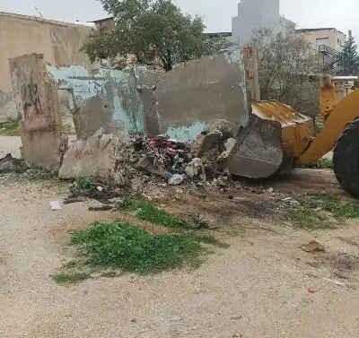 بلدية إربد تزيل بناء مهجورا يشكل