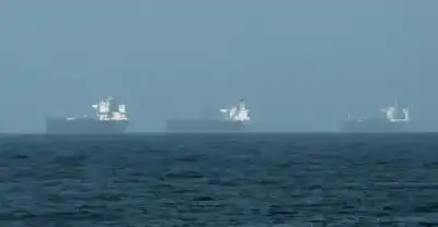 العشرات من ناقلات النفط عالقة في