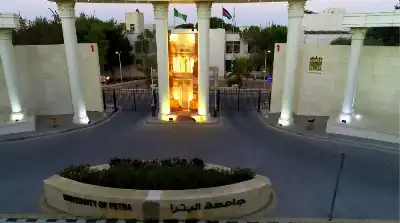 جامعة البترا تعتمد التعليم عن بعد