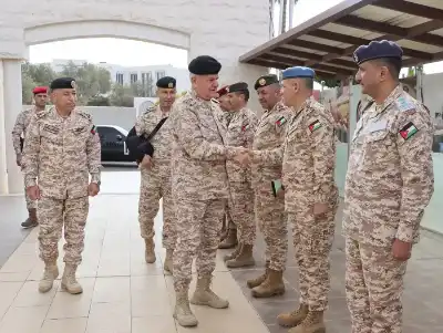 الحنيطي يزور كلية الدفاع الوطني وكلية