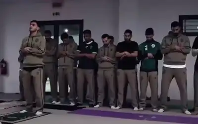 شاهد.. النشمي شرارة يؤم لاعبي الرجاء