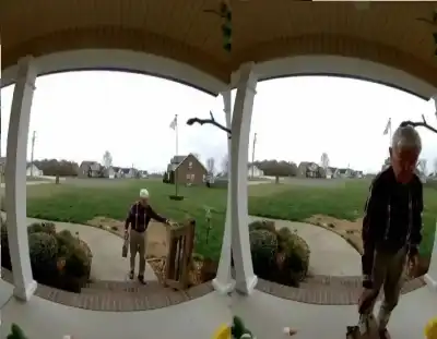 بطل كاميرا الجرس.. موجة تعاطف عالمية