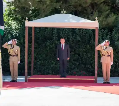 الملك في الإمارات ويلتقي محمد بن