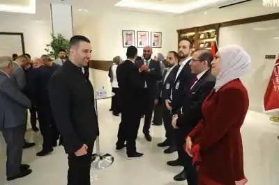 أسرة جامعة الشرق الأوسط تتبادل التهاني