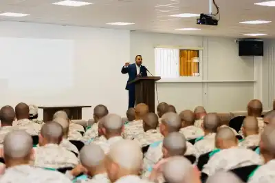 وزارة العمل تنفذ محاضرات توعوية للمشاركين