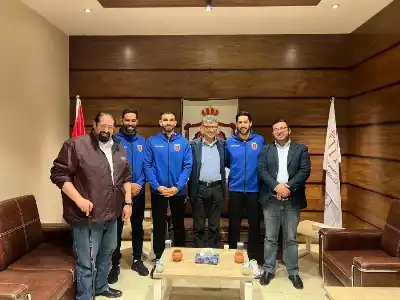 نجوم المنتخب الوطني لكرة القدم يقودون