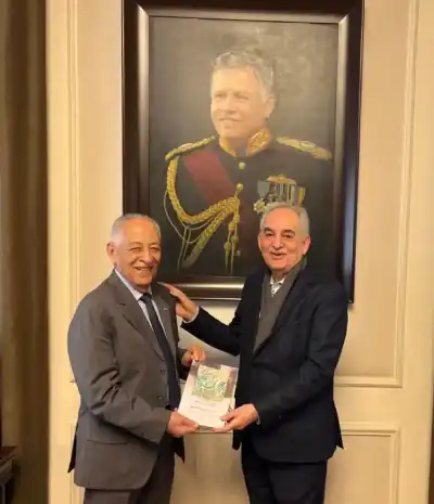 الحباشنة يهدي الملك أول نسخة من