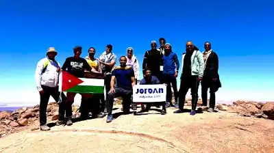 الرحالة الأردني العرجان ينجح بتسلق قمة