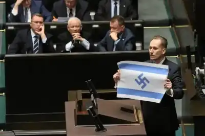 نائب بولندي يفجر جدلا برفع علم