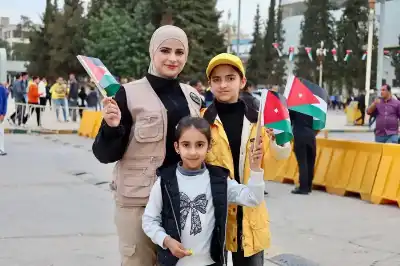 توزيع الأعلام الأردنية على جمهوري الحسين