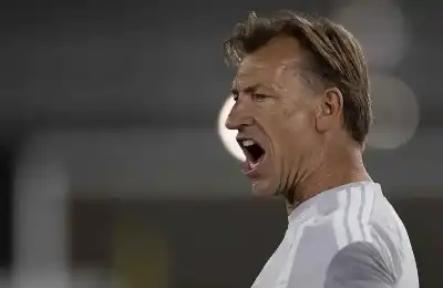 الإتحاد السعودي لكرة القدم يقيل مدرب