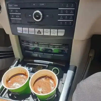 إلى الأردنيين.. شرب القهوة داخل المركبة..