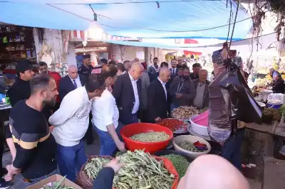 الحاج توفيق يطلع على مخططات حسبة