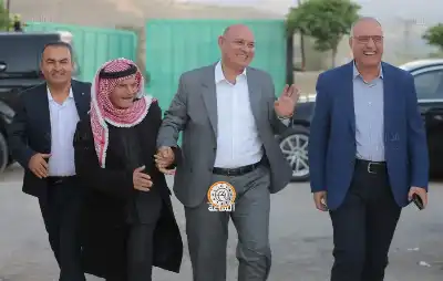 شيوخ ونواب وأعيان يجتمعون في منزل