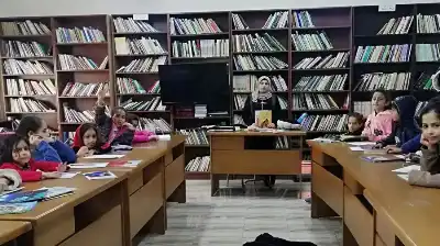 معلمة تحول مبادرة تطوعية إلى مكتبة