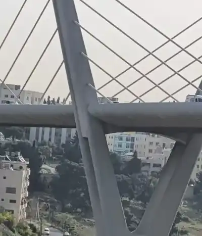 سقوط فتاة من أعلى جسر عبدون