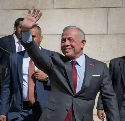 الملك يزور الزرقاء ويطلع على مشروع