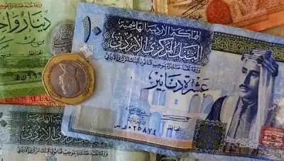 مربية صف تعايد الطالبات بعشرة دنانير..