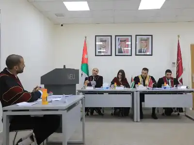 الباحث مالك ينال الماجستير في إدارة