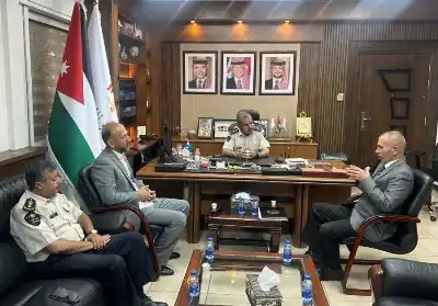 مدير عام الجمارك يوقع على الحملة