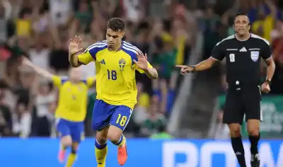 لاعب السويد العياري في لحظة عاطفية