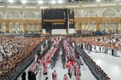 الكعبة المشرفة تتزين بكسوتها الجديدة للعام