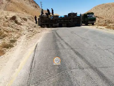 تدهور تنك مياه يغلق طريق الكرك