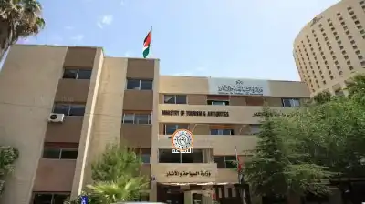 موظفة تستولي على مكتب وزير السياحة
