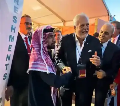 ماذا طلب عمدة أرلينغتون بعد لقائه