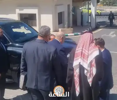 مازن القاضي يستقبل مراجعين أمام مجلس