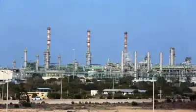 النفط يرتفع والذهب يتراجع بعد تجدد