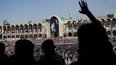 رايات حمراء وشعارات ثأر.. إيرانيون يهتفون