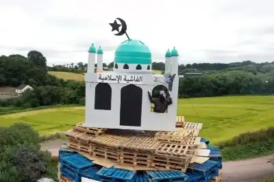 حرق مجسم مسجد في ايرلندا الشمالية..