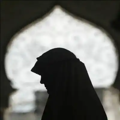 ساعات العمل الطويلة والغربة: هل يهدد