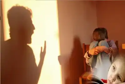 خلف الأبواب المغلقة: كيف يدمر الآباء