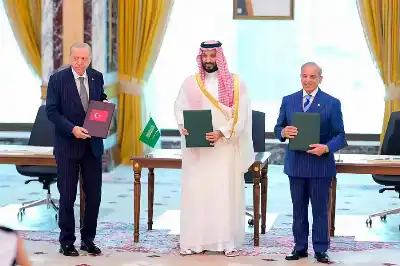 ماذا يعني إعلان الحلف الدفاعي الثلاثي..