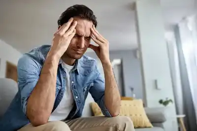 10 أعراض جسدية للقلق يظنها البعض