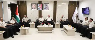 العكاليك يفتتح قاعة كبار العملاء في