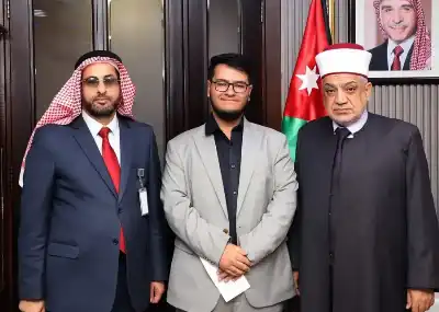 الخلايلة يكرم الطالب المتفوق أبو سلوم