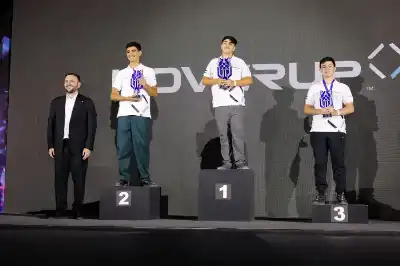 الأمير عمر بن فيصل يكرم الفائزين