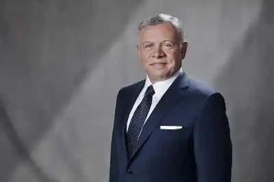الملك يبحث مع العاهل البحريني وقف