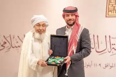 الملك عبدالله الثاني يمنح الشيخ عبدالله
