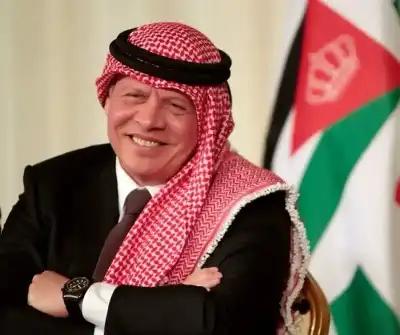 الملك يهنئ خادم الحرمين الشريفين باليوم