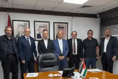 الأردن يسمح للشاحنات الأردنية بتحميل البضائع