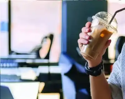 أكواب القهوة.. كيف أشعلت تفصيلة صغيرة