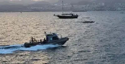 القوة البحرية والزوارق الملكية تنقذ مواطنا
